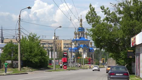 Establecimiento-De-Una-Toma-De-Una-Calle-Y-Una-Iglesia-Ucraniana-Ortodoxa-En-El-Distrito-Saltivka-De-Kharkiv,-Ucrania