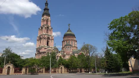 Vista-De-La-Calle-De-La-Hermosa-Iglesia-Catedral-De-La-Anunciación-En-El-Centro-De-Kharkiv,-Ucrania