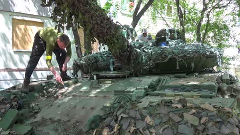 Ukrainian-Soldiers-Work-On-Preparing-Their-Tank-For-Battle-Against-Russia-Near-The-Frontlines-On-The-Battlefield-In-The-Ukraine-War