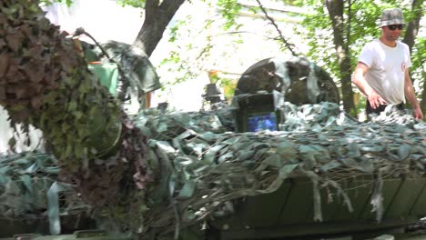 Ukrainische-Soldaten-Arbeiten-Daran,-Ihren-Panzer-Für-Den-Kampf-Gegen-Russland-Nahe-Der-Front-Auf-Dem-Schlachtfeld-Im-Ukrainekrieg-Vorzubereiten