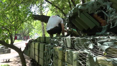 Ukrainische-Soldaten-Arbeiten-Daran,-Ihren-Panzer-Für-Den-Kampf-Gegen-Russland-Nahe-Der-Front-Auf-Dem-Schlachtfeld-Im-Ukrainekrieg-Vorzubereiten