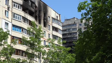 Zerstörte-Wohnungen-Im-Charkiwer-Bezirk-Saltivka-Durch-Russischen-Beschuss,-Raketenangriffe-Und-Aggression-Gegen-Die-Ukraine