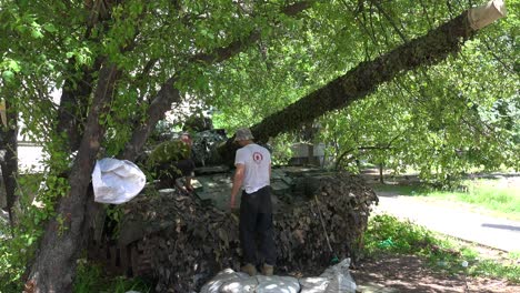 Soldados-Ucranianos-Trabajan-En-La-Preparación-De-Su-Tanque-Para-La-Batalla-Contra-Rusia-Cerca-Del-Frente-En-El-Campo-De-Batalla-En-La-Guerra-De-Ucrania
