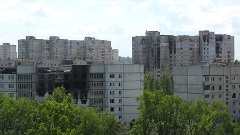 Alto-ángulo-De-Apartamentos-Destruidos-En-El-Distrito-Saltivka-De-Kharkiv-Como-Resultado-De-Bombardeos-Rusos,-Ataques-Con-Cohetes-Y-Agresión-Contra-Ucrania