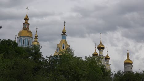 Time-Lapse-Of-The-Beautiful-Dormition-Cathedral-Church-Gold-Domes-In-Central-Kharkiv,-Ukraine