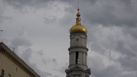 Lapso-De-Tiempo-De-La-Hermosa-Cúpula-Dorada-De-La-Iglesia-Catedral-De-La-Dormición-En-El-Centro-De-Kharkiv,-Ucrania