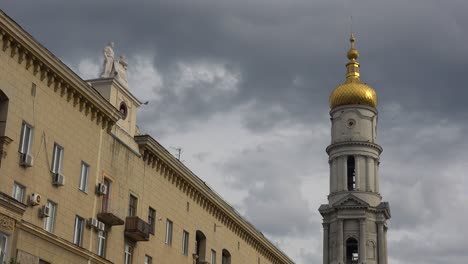 Time-Lapse-Of-The-Beautiful-Dormition-Cathedral-Church-Gold-Dome-In-Central-Kharkiv,-Ukraine