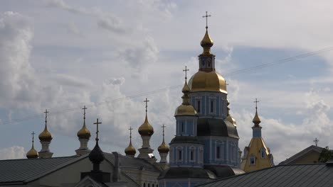Time-Lapse-Of-The-Beautiful-Dormition-Cathedral-Church-Gold-Dome-In-Central-Kharkiv,-Ukraine