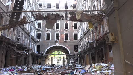Los-Edificios-Clásicos-Y-Hermosos-Son-Destruidos-Y-Abandonados-En-El-Centro-De-Kharkiv,-Ucrania-Durante-La-Invasión-Rusa,-Los-Bombardeos-Y-Los-Bombardeos
