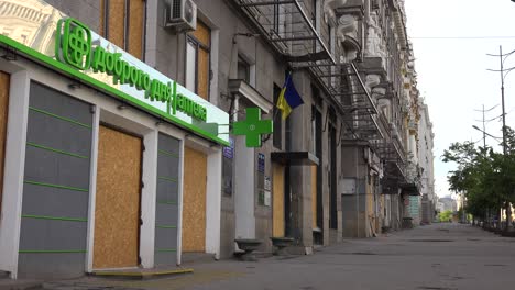 Die-Straßen-Der-Zentralen-Innenstadt-Von-Charkiw-Werden-Verlassen,-Geschäfte-Mit-Brettern-Vernagelt-Und-Zerstört,-Während-Der-Russischen-Invasion,-Beschuss-Und-Bombenangriffe