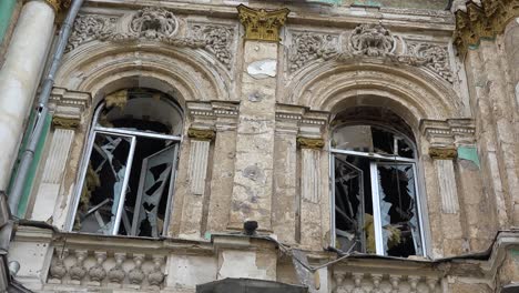 Classical-And-Beautiful-Buildings-With-Statues-Are-Destroyed-And-Abandoned-In-Downtown-Kharkiv,-Ukraine-During-Russian-Invasion,-Shelling-And-Bombing-Attacks