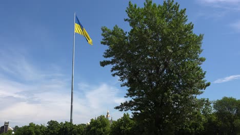 Die-Ukrainische-Flagge-Weht-In-Einem-Park-In-Charkiw,-Ukraine