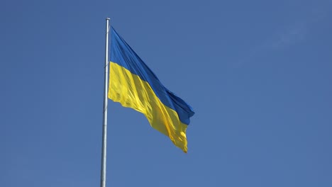 Die-Ukrainische-Flagge-Weht-In-Einem-Park-In-Charkiw,-Ukraine