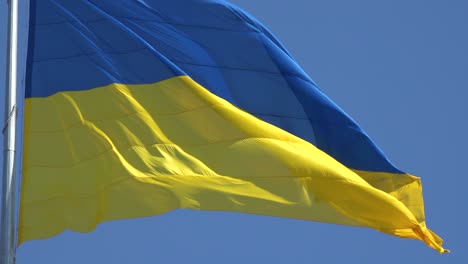 Cerca-De-La-Bandera-Ucraniana-Que-Ondea-En-Un-Parque-En-Kharkiv,-Ucrania