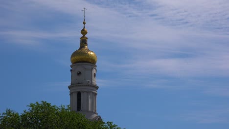 Cúpulas-De-Oro-De-La-Iglesia-De-La-Catedral-De-La-Dormición-En-El-Centro-De-Kharkiv,-Ucrania