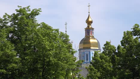 Dormition-Cathedral-Church-Gold-Domes-In-Central-Kharkiv,-Ukraine