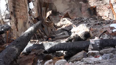 Cuerpos-Muertos-Y-Quemados-Yacen-Entre-Los-Escombros-De-Un-Edificio-Escolar-Que-Ha-Sido-Destruido-Por-Un-Ataque-Con-Cohetes-Rusos-En-Saltivka,-Kharkiv,-Ucrania