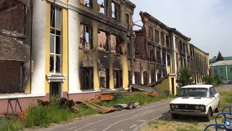 Errichtung-Eines-Stark-Beschädigten-Schulgebäudes-In-Saltivka,-Charkiw,-Ukraine