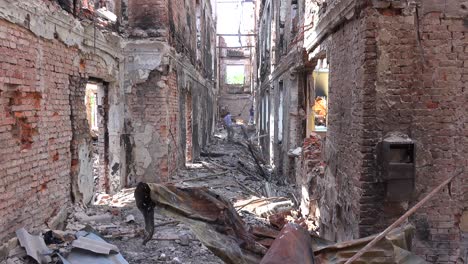 Un-Trabajador-Desaloja-Un-Viejo-Radiador-De-Un-Edificio-Escolar-Que-Ha-Sido-Destruido-Por-Un-Ataque-Con-Cohetes-Rusos-En-Saltivka,-Kharkiv,-Ucrania