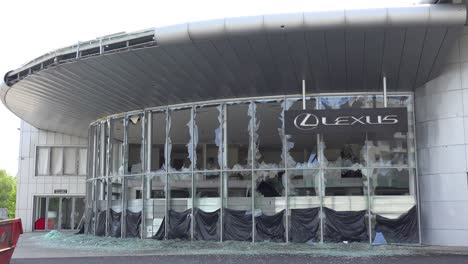 Un-Distribuidor-De-Lexus-Es-Fuertemente-Bombardeado-Y-Bombardeado-Por-Las-Fuerzas-Rusas-En-Saltivka,-Kharkiv,-Ucrania