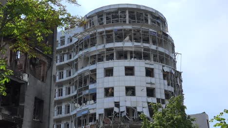Ein-Modernes-Gebäude-Wird-Im-Zentrum-Von-Charkiw,-Ukraine,-Durch-Unerbittlichen-Russischen-Beschuss-Und-Raketenangriffe-Während-Des-Krieges-In-Der-Ukraine-Zerstört