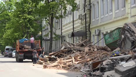 Trümmer-Werden-Von-Arbeitsmannschaften-Im-Zentrum-Von-Charkiw,-Ukraine,-Infolge-Intensiver-Russischer-Raketenangriffe-Während-Der-Russischen-Invasion-Aufgeräumt