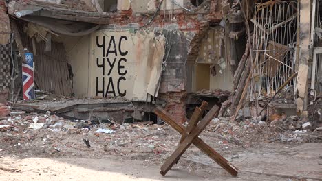 Ein-Bombenkrater-Hat-Ein-Gebäude-Im-Zentrum-Von-Charkiw-Zerstört-Und-Ein-Graffiti-Lautet:-„Die-Zeit-Hört-Es“