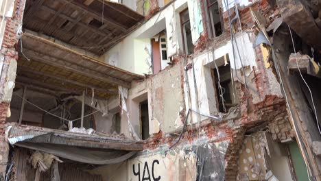 El-Cráter-De-Una-Bomba-Destruyó-Un-Edificio-En-El-Centro-De-Kharkiv-Y-El-Graffiti-Dice-&quot;el-Tiempo-Lo-Oye&quot;