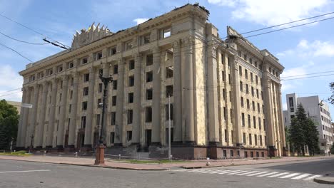 Das-Verwaltungsgebäude-Der-Zentralregierung-In-Der-Innenstadt-Von-Charkiw-Wird-Während-Des-Ukrainekrieges-Von-Russischen-Raketen-Und-Flugkörpern-Zerstört