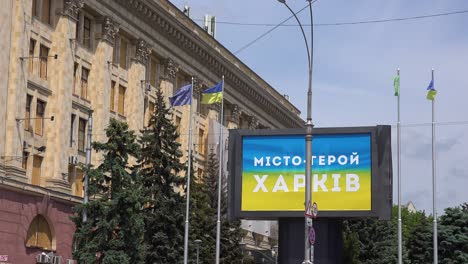 Eine-Plakatwand-Auf-Dem-Zentralen-Platz-Von-Charkiw-Zeigt-Die-Stadt-Als-Heldenstadt-In-Der-Ukraine,-Nachdem-Sie-Von-Russischen-Eindringlingen-Schwer-Bombardiert-Wurde