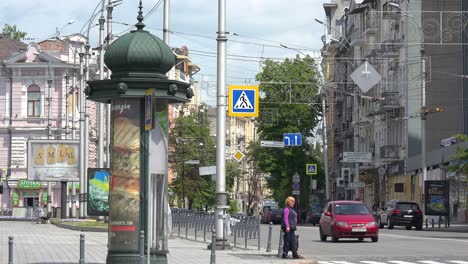 Peatones-Y-Tráfico-En-Las-Calles-Del-Centro-De-Kharkiv,-Ucrania-Durante-La-Guerra-De-Ucrania