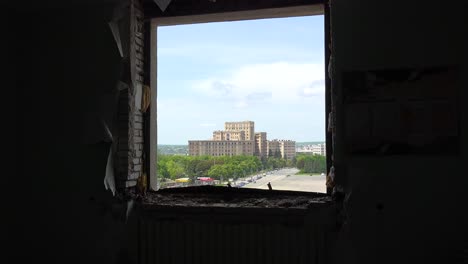 Der-Zentrale-Platz-In-Charkiw,-Gesehen-Durch-Ein-Fenster-Des-Zerstörten-Zentralregierungsgebäudes