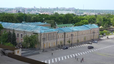 Überblick-über-Den-Großen-Zentralen-Platz-Und-Die-Regierungsgebäude-In-Der-Innenstadt-Von-Charkiw,-Die-Durch-Russische-Beschuss--Und-Raketenangriffe-Schwer-Beschädigt-Wurden