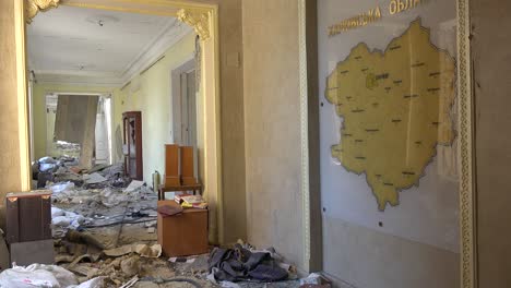 Interior-Bombardeado-Y-Saqueado-Del-Edificio-De-La-Administración-Del-Gobierno-Central-En-El-Centro-De-Kharkiv,-Ucrania,-Con-Grandes-Daños-Por-Cohetes-Y-Bombardeos-Rusos
