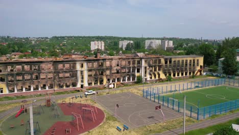Sehr-Gute-Antenne-Eines-Einst-Schönen-Schulgebäudes,-Das-Durch-Russische-Raketen-Und-Raketenangriffe-In-Charkiw,-Ukraine,-Vollständig-Zerstört-Wurde