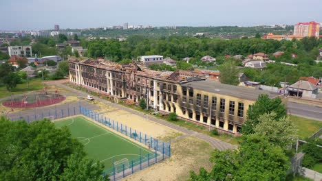 Muy-Buena-Antena-De-Un-Hermoso-Edificio-Escolar-Completamente-Destruido-Por-Cohetes-Rusos-Y-Ataques-Con-Misiles-En-Kharkiv,-Ucrania
