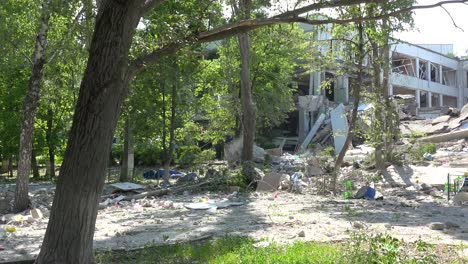 Una-Escuela-Secundaria-Ucraniana-Es-Destruida-Por-Cohetes-Rusos-En-Kharkiv,-Ucrania