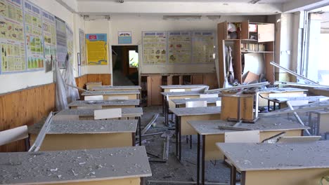 Eine-Ukrainische-Mittelschule-Wird-In-Charkiw,-Ukraine,-Von-Russischen-Raketen-Zerstört