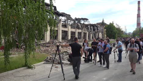 Die-Presse-Filmt-Ein-Von-Russischen-Raketen-Zerstörtes-Werk-Der-Ukrainischen-Eisenbahn-In-Kiew,-Ukraine