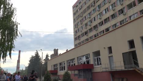 Die-Presse-Filmt-Ein-Von-Russischen-Raketen-Zerstörtes-Werk-Der-Ukrainischen-Eisenbahn-In-Kiew,-Ukraine