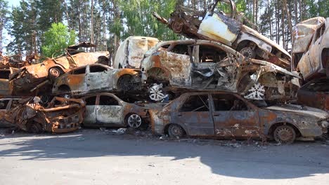 Zerstörte-Und-Verbrannte-Autos-Auf-Dem-Autofriedhof,-Die-Auf-Einem-Haufen-Sitzen,-Viele-Mit-Einschusslöchern-Von-Russischer-Aggression,-Irpin-Ukraine