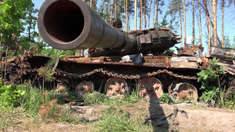 Tilt-Up-Wrecked-And-Destroyed-Russian-Tanks-Abandoned-Along-A-Roadside-Following-Russia'S-Hasty-Retreat-From-Ukraine-During-The-Summer-Offensive-There