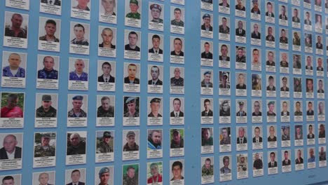 Un-Gran-Muro-De-Memoria-De-Los-Héroes-De-Guerra-Ucranianos-Caídos-Asesinados-Por-La-Agresión-Rusa-A-Lo-Largo-De-Una-Calle-Principal-En-Kyiv-Kiev