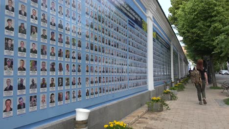 Un-Gran-Muro-De-Memoria-De-Los-Héroes-De-Guerra-Ucranianos-Caídos-Asesinados-Por-La-Agresión-Rusa-A-Lo-Largo-De-Una-Calle-Principal-En-Kyiv-Kiev