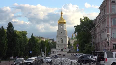 Schöne-Einspielung-Von-St.-Sophias-Goldgewölbtem-Glockenturm-In-Der-Innenstadt-Von-Kiew,-Kiew,-Ukraine