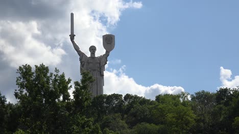 Lapso-De-Tiempo-De-La-Estatua-Del-Monumento-De-La-Patria-En-Kyiv-Kiev-Con-Nubes-Detrás