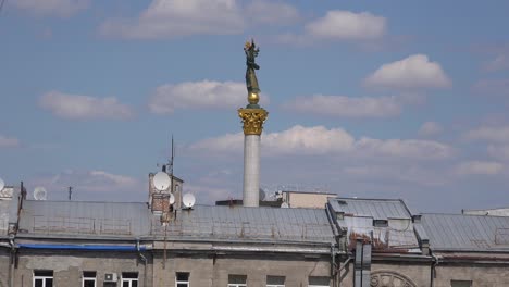 Zeitraffer-Der-Maidan-Nezalezhnosti-Statue-Auf-Dem-Platz-Der-Unabhängigkeit-Auf-Dem-Maidan,-Kiew,-Kiew,-Ukraine