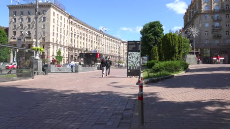 Einspielung-Der-Khreshchatyk-Straße,-Hauptboulevard-In-Der-Innenstadt-Von-Kiew,-Kiew,-Ukraine,-Mit-Fußgängern-Und-Verkehr
