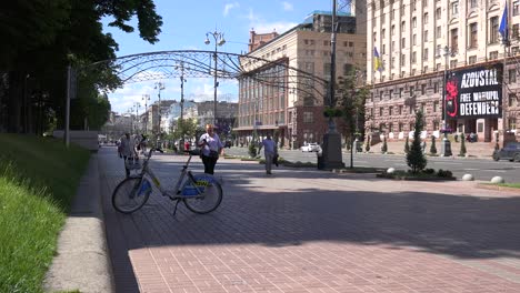 Establecimiento-De-Una-Toma-De-La-Calle-Khreshchatyk,-Bulevar-Principal-En-El-Centro-De-Kyiv,-Kiev,-Ucrania,-Con-Peatones-Y-Tráfico
