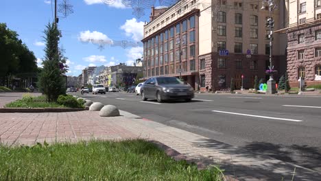 Establishing-Shot-Of-Khreshchatyk-Street,-Main-Boulevard-In-Downtown-Kyiv,-Kiev-Ukraine-With-Pedestrians-And-Traffic